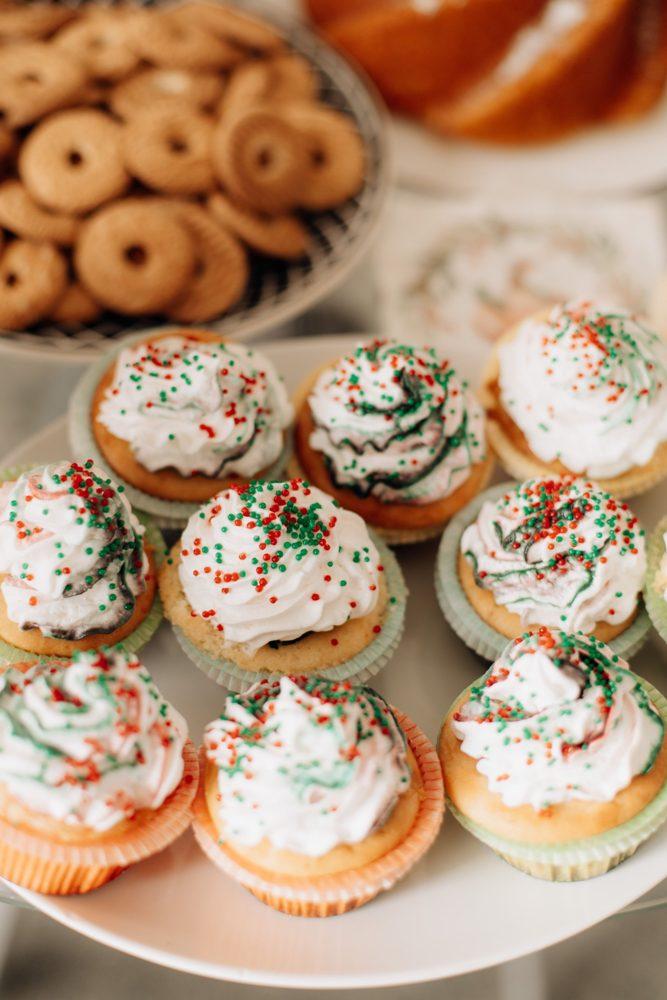 Cupcakes decorados con crema y confites