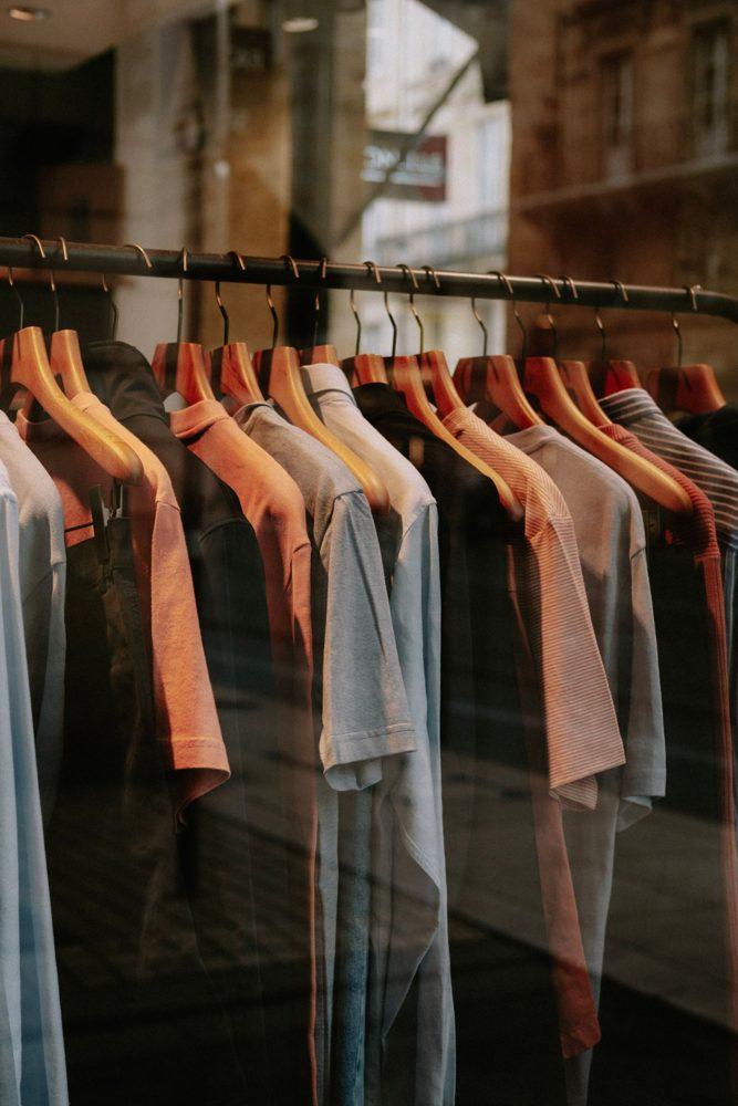 Camisas colgadas en una tienda de ropa